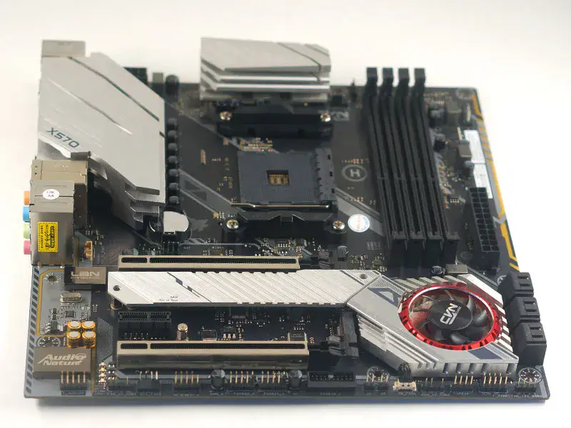 Fargerikt CVN X570M GAMING PRO V14 hovedkort