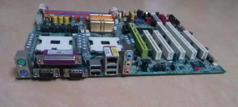 Gigabyte 8IKHDW hovedkort