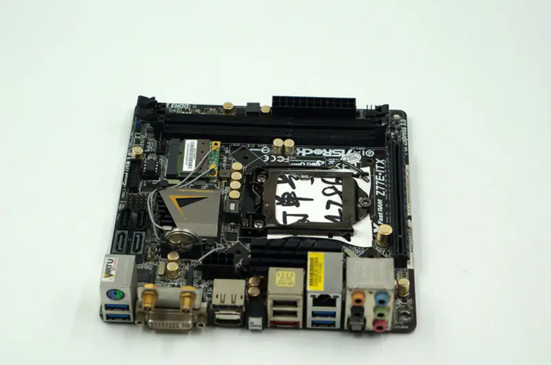 Asrock Z77E-ITX hovedkort Z77 LGA1155 Mini-ITX